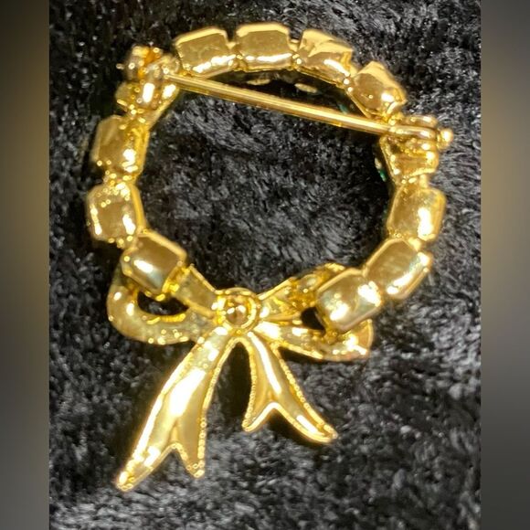 Vintage Wreath Pin Brooch Gold Tone Christmas Green & Red Rhinestones Prong Set - Picture 2 of 3